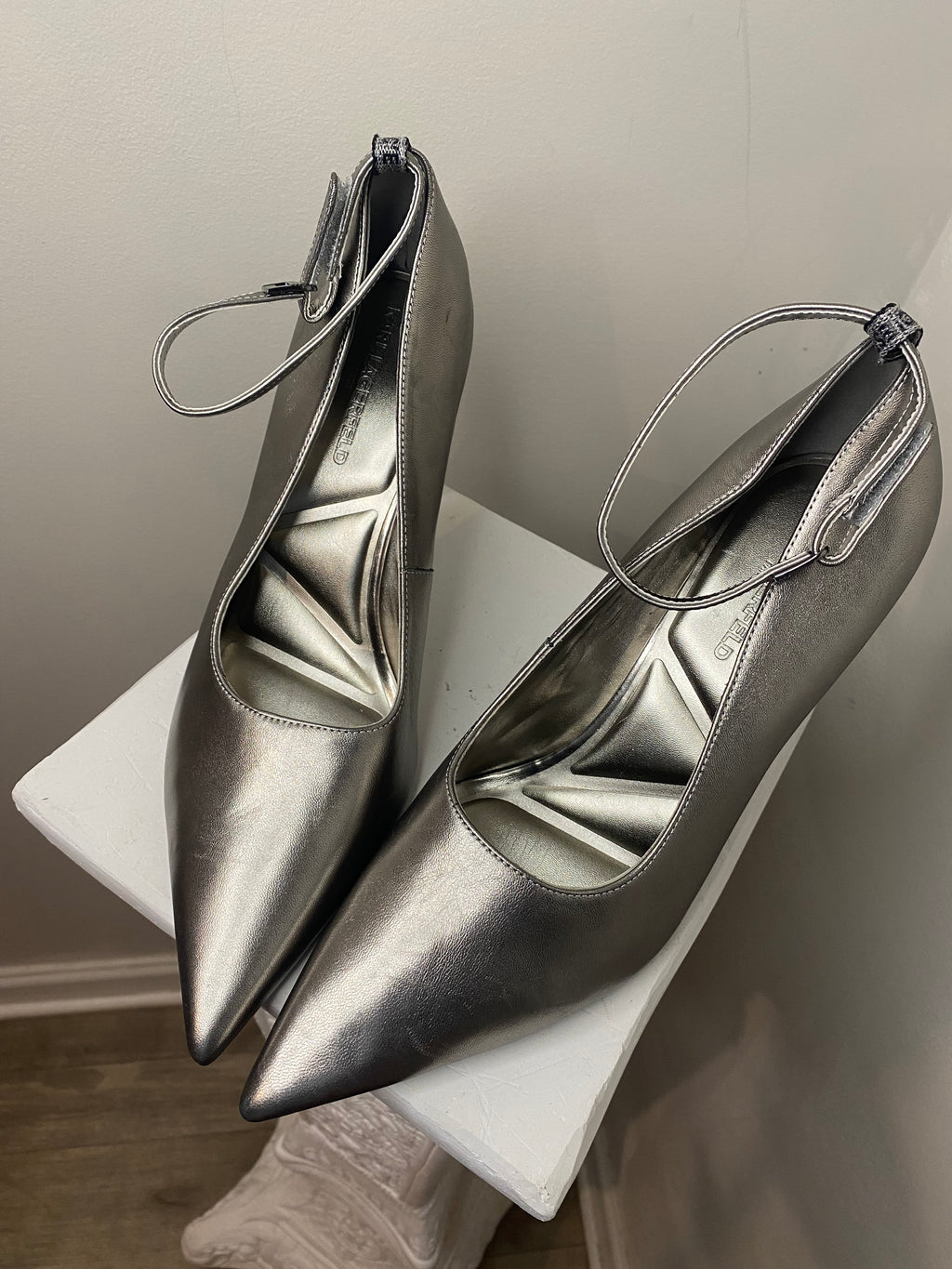Karl Lagerfeld leather pumps (Sz 11)
